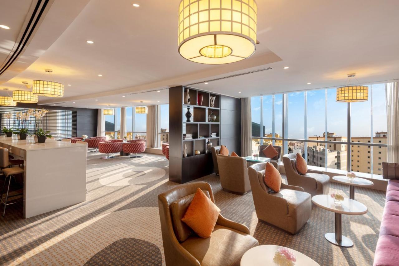 多哈皇冠假日酒店 - 商业公园 外观 照片 The Club lounge at Singapore Changi Airport