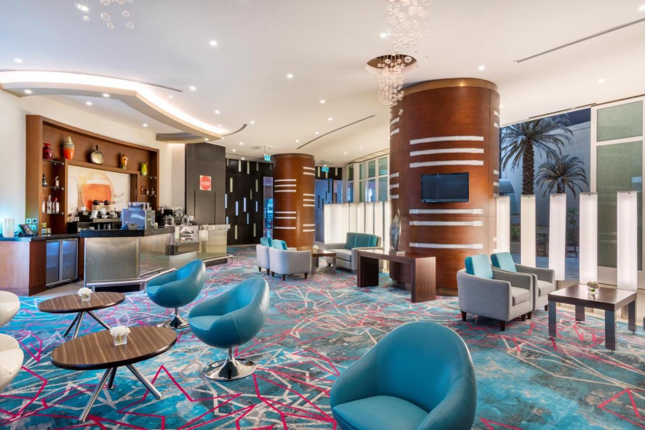 多哈皇冠假日酒店 - 商业公园 外观 照片 The lounge at the airport