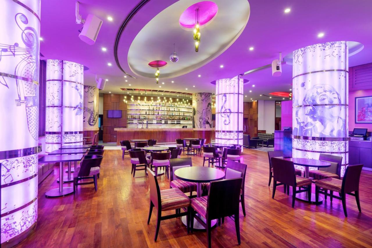 多哈皇冠假日酒店 - 商业公园 外观 照片 The bar at the W Hotel in San Francisco