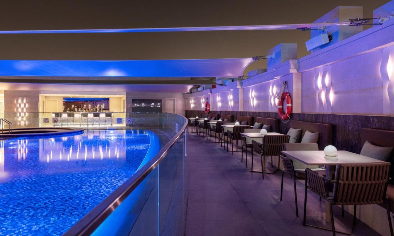 多哈皇冠假日酒店 - 商业公园 外观 照片 The pool at the hotel