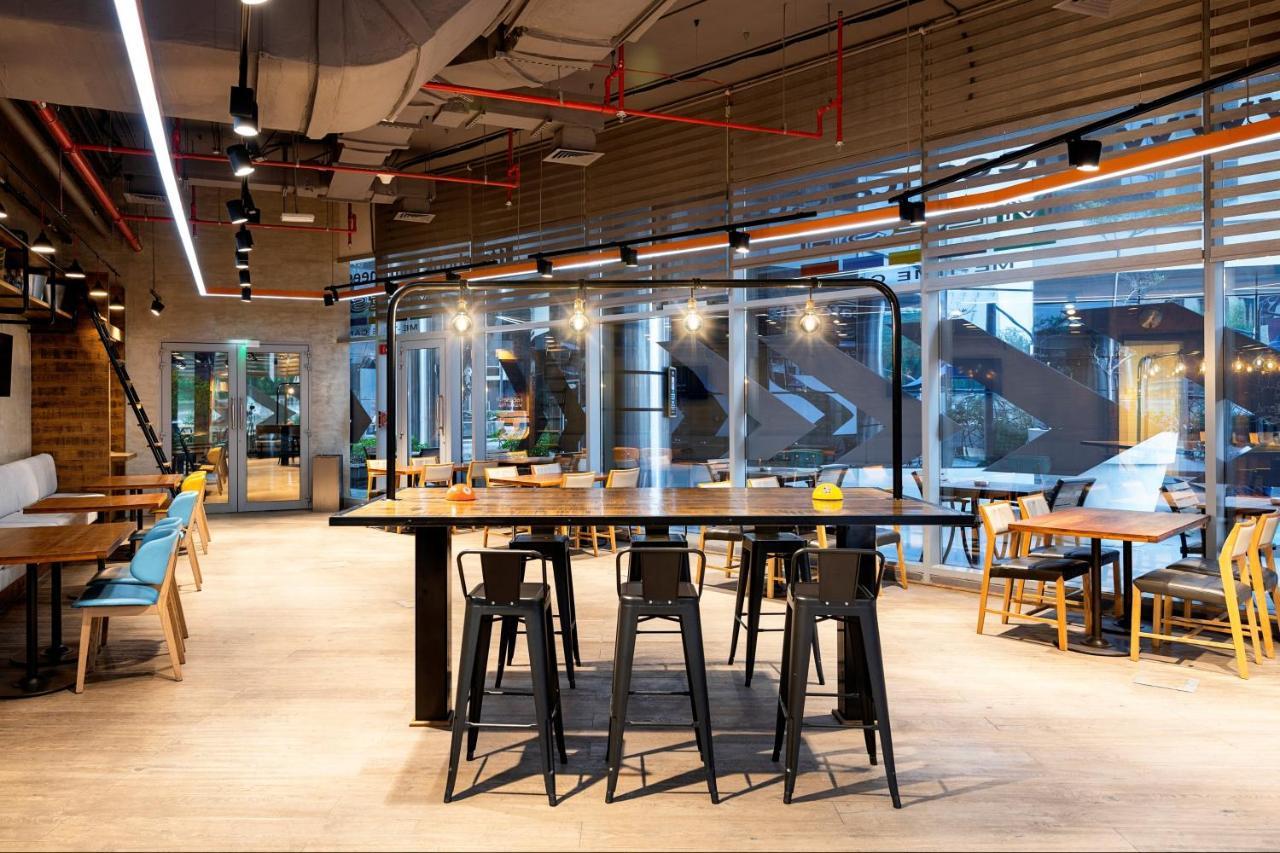 多哈皇冠假日酒店 - 商业公园 外观 照片 The interior of the library