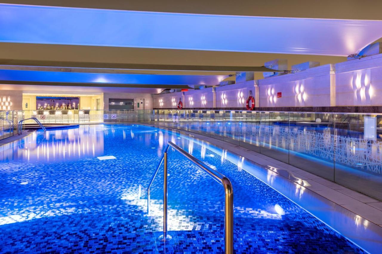 多哈皇冠假日酒店 - 商业公园 外观 照片 The pool at the Hilton London Heathrow
