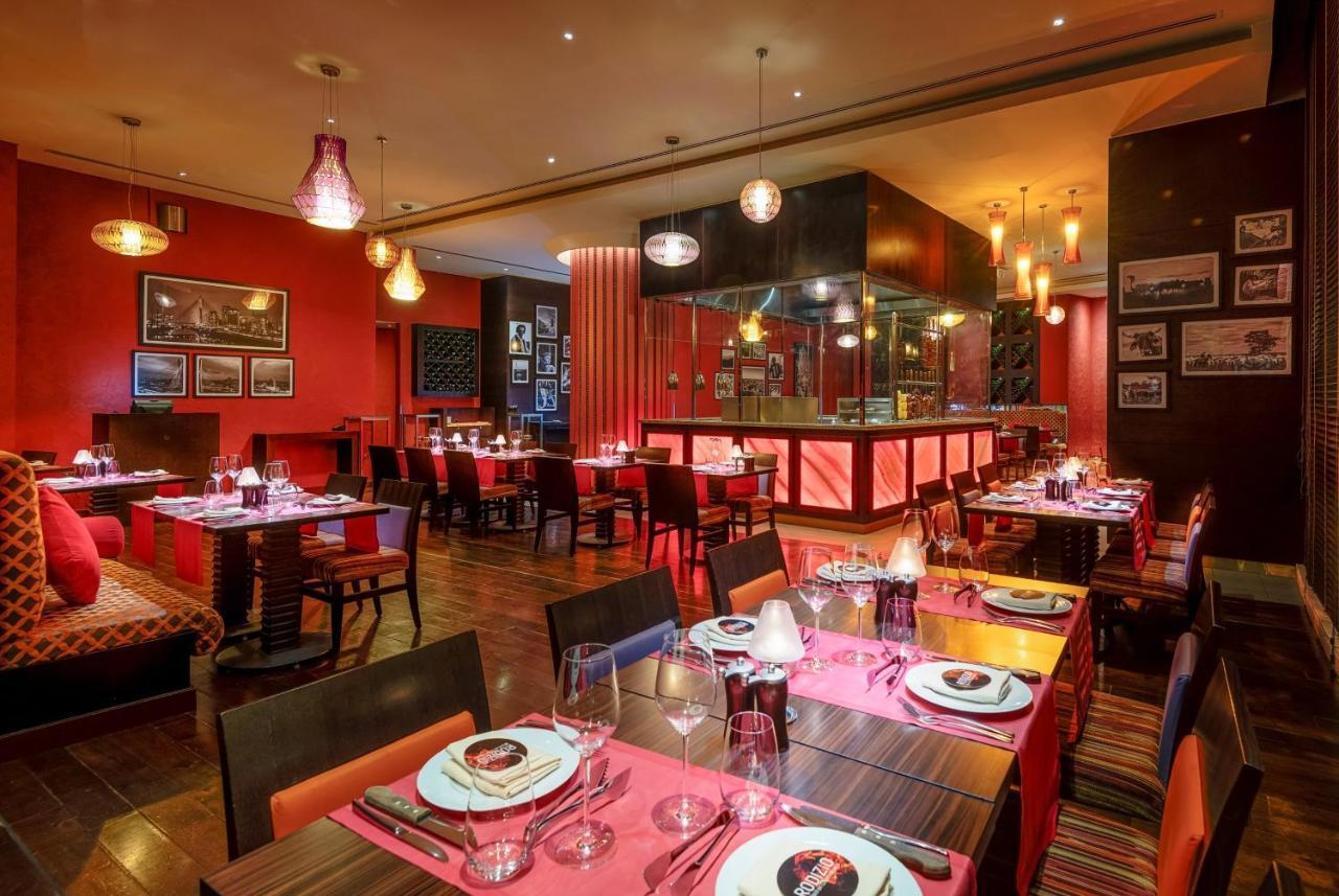 多哈皇冠假日酒店 - 商业公园 外观 照片 The interior of the restaurant