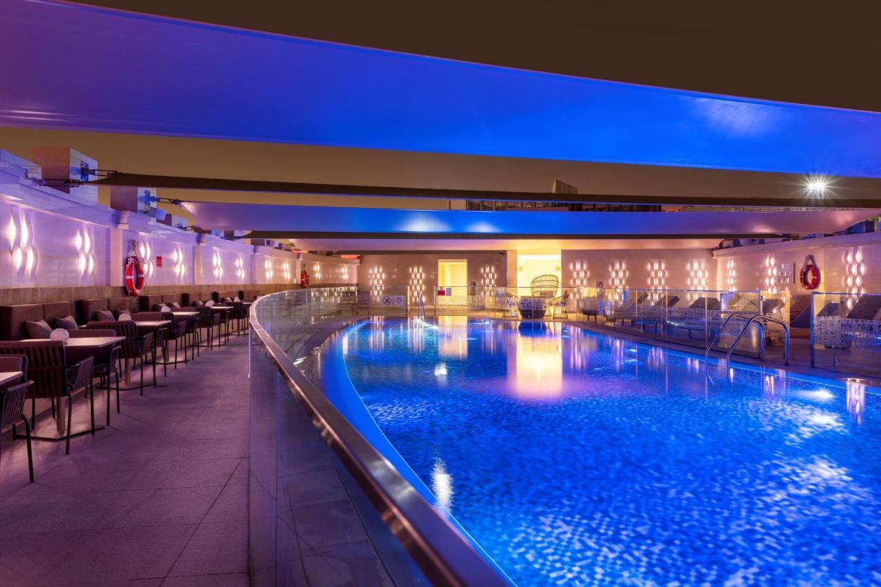 多哈皇冠假日酒店 - 商业公园 外观 照片 The pool at the hotel