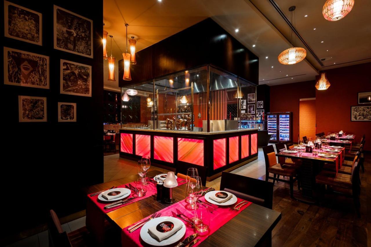多哈皇冠假日酒店 - 商业公园 外观 照片 The interior of the restaurant