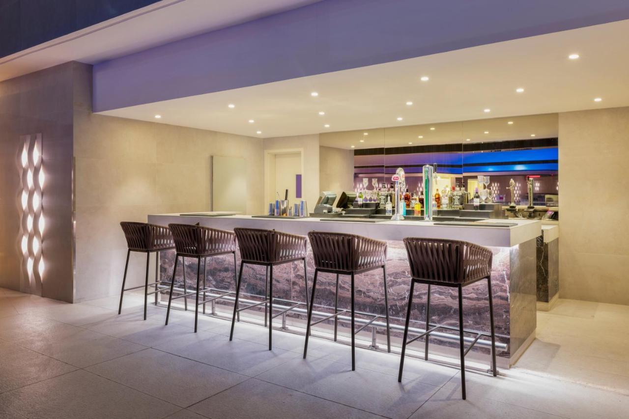 多哈皇冠假日酒店 - 商业公园 外观 照片 The bar at the Sky Bar