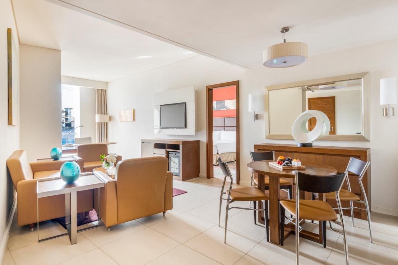 多哈皇冠假日酒店 - 商业公园 外观 照片 A suite at the hotel