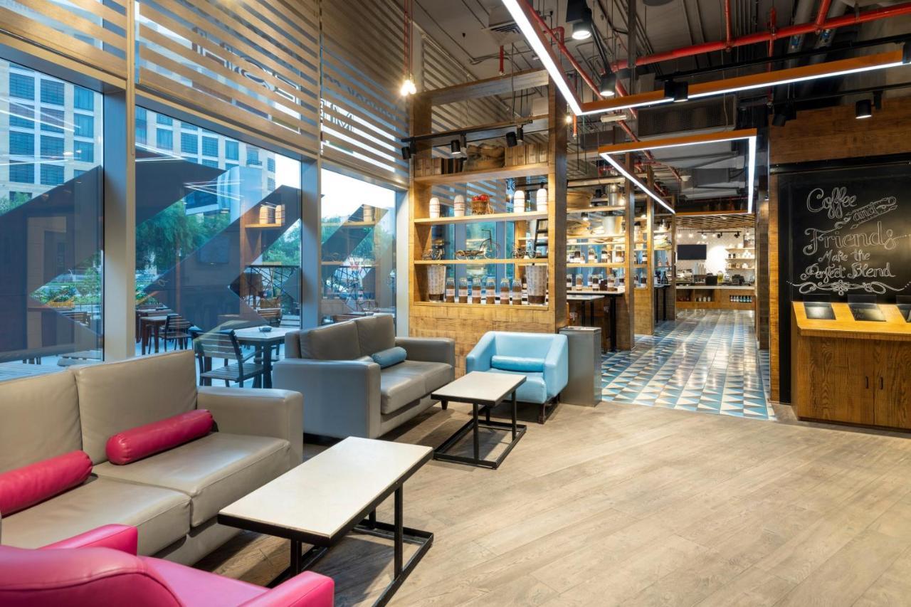 多哈皇冠假日酒店 - 商业公园 外观 照片 The interior of the lounge
