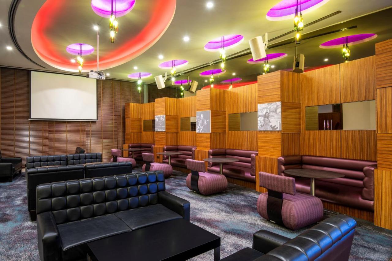 多哈皇冠假日酒店 - 商业公园 外观 照片 The lounge at the airport