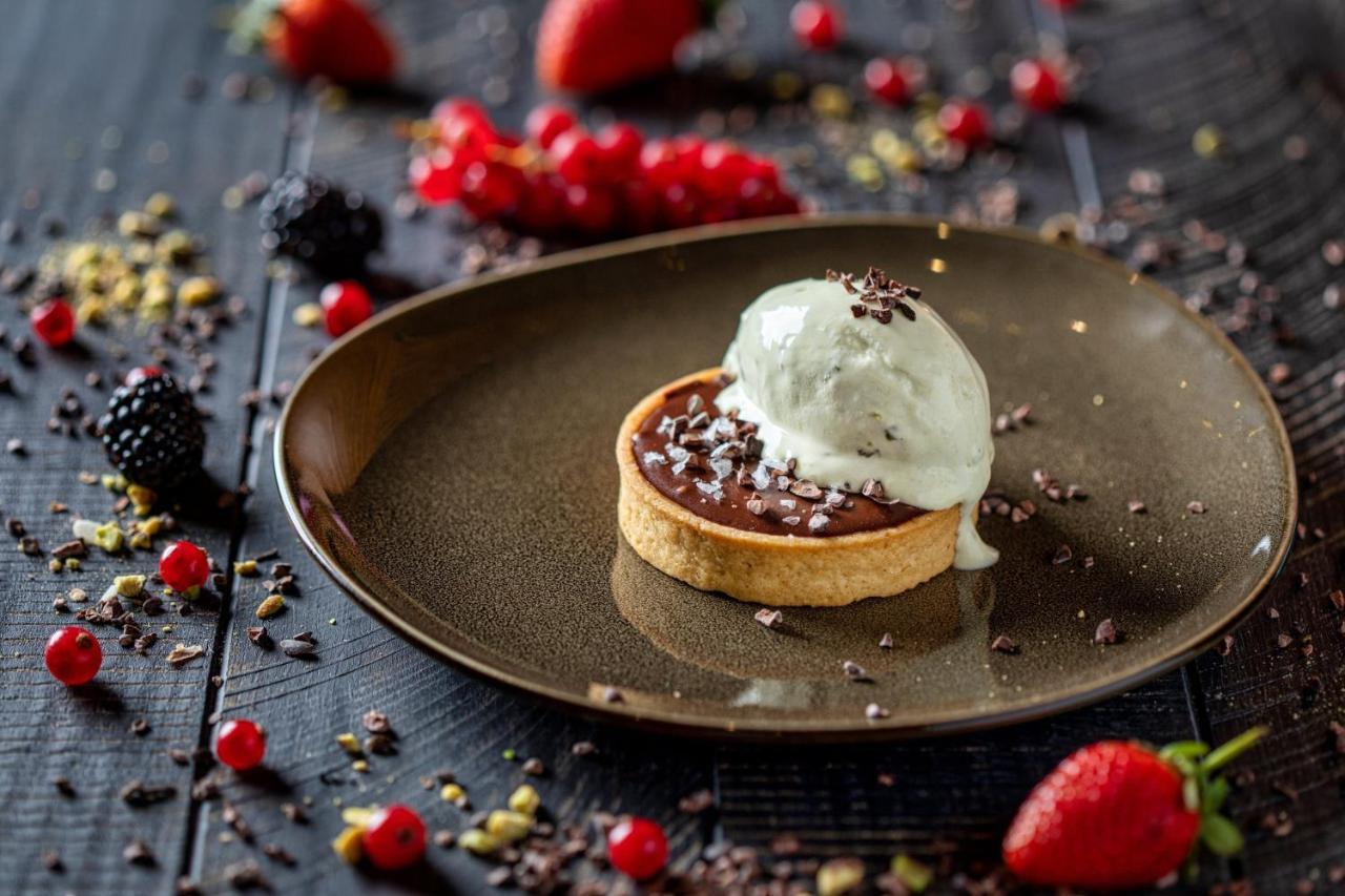 多哈皇冠假日酒店 - 商业公园 外观 照片 Chocolate tart with ice cream