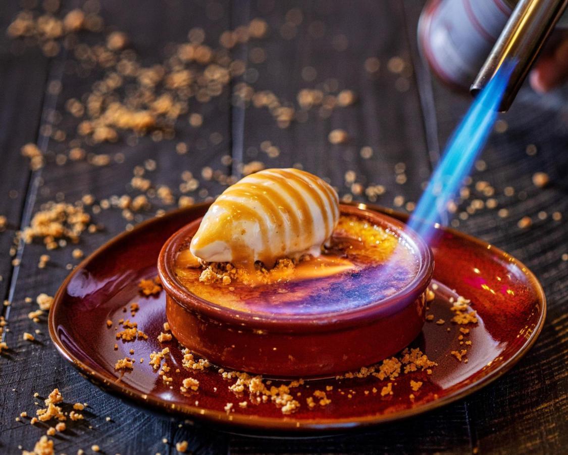 多哈皇冠假日酒店 - 商业公园 外观 照片 A crème brûlée being caramelized