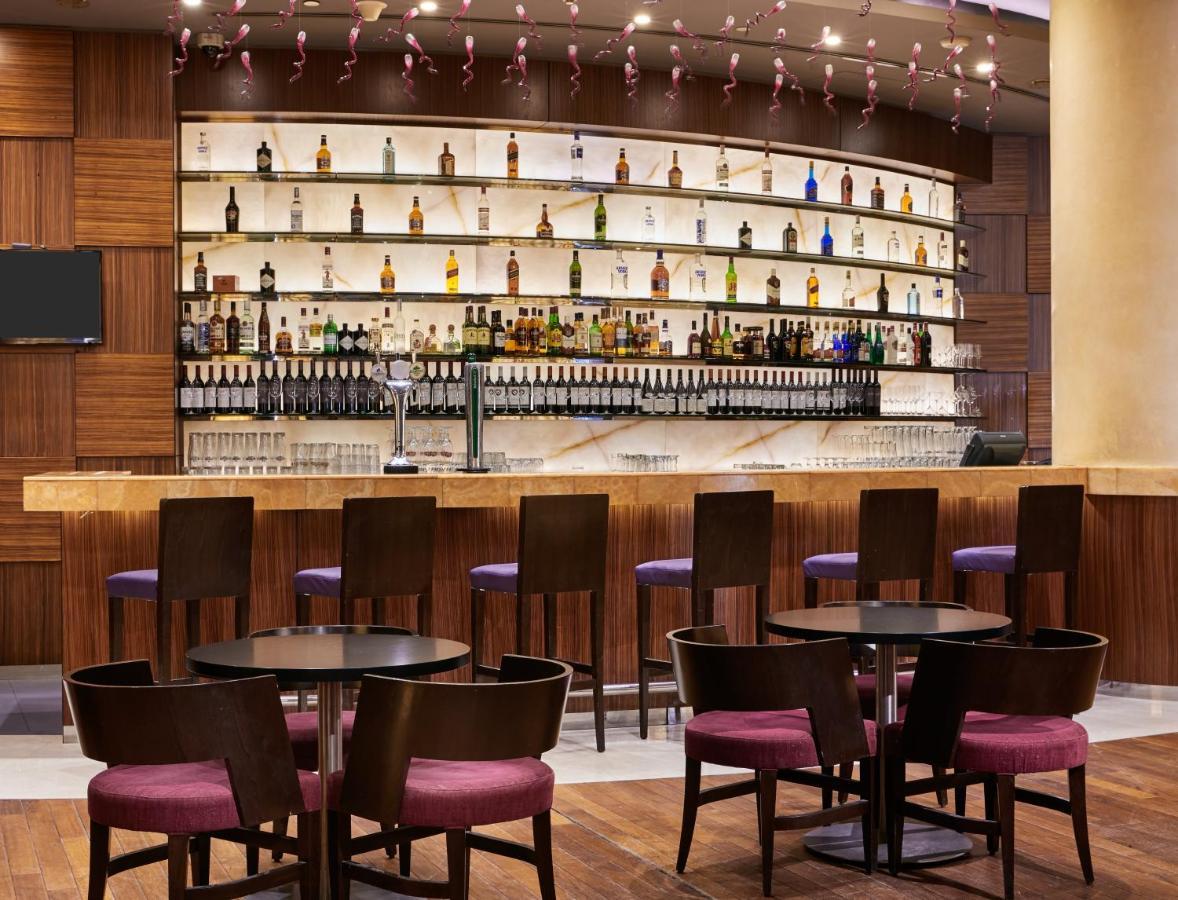 多哈皇冠假日酒店 - 商业公园 外观 照片 The bar at the lounge