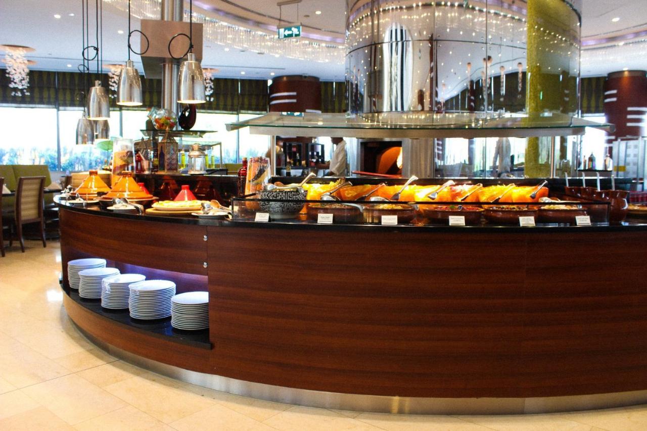 多哈皇冠假日酒店 - 商业公园 外观 照片 A buffet at a hotel