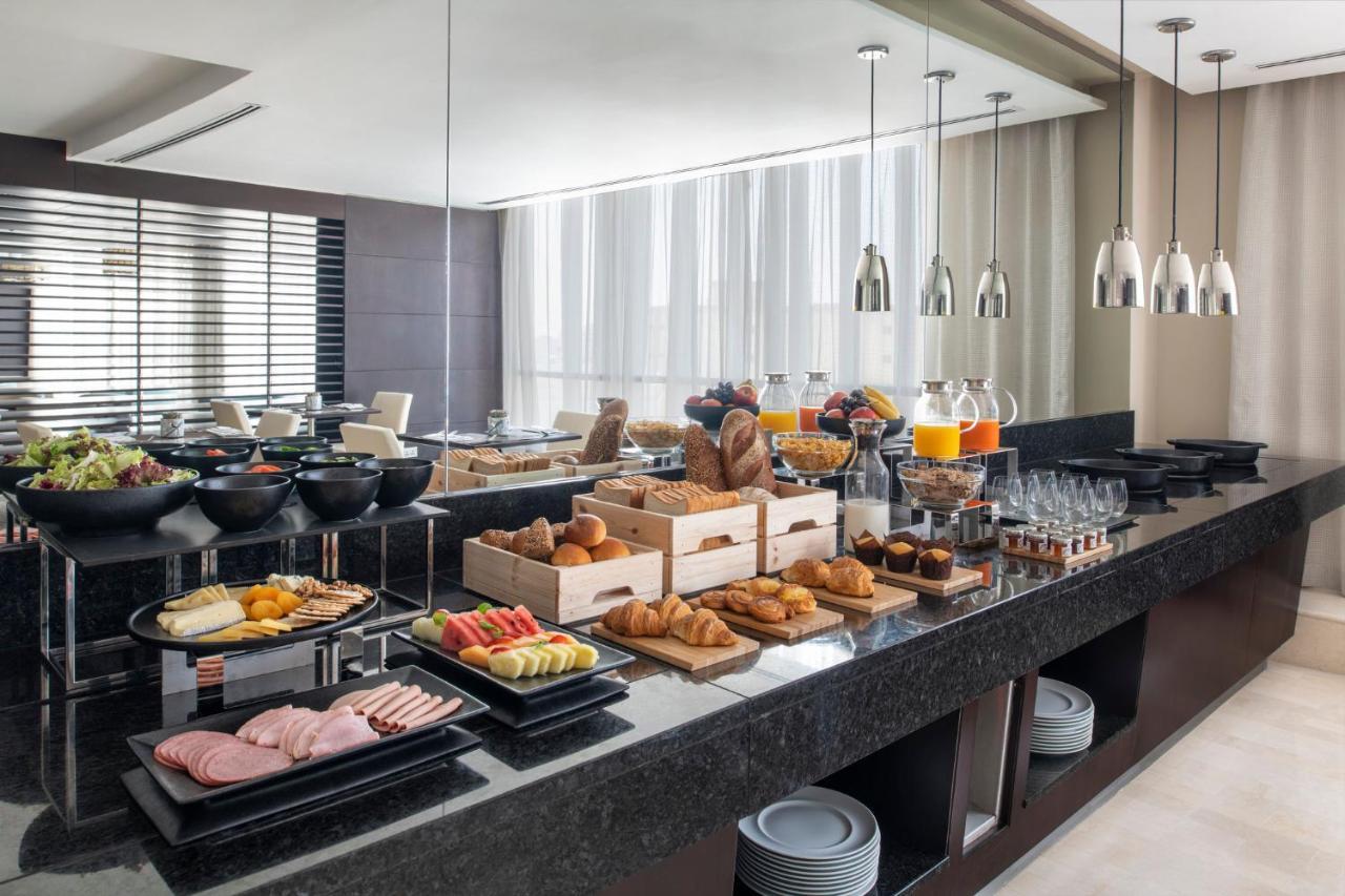 多哈皇冠假日酒店 - 商业公园 外观 照片 A buffet at a hotel