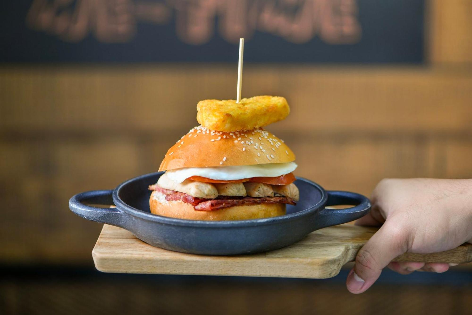 多哈皇冠假日酒店 - 商业公园 外观 照片 A chicken burger
