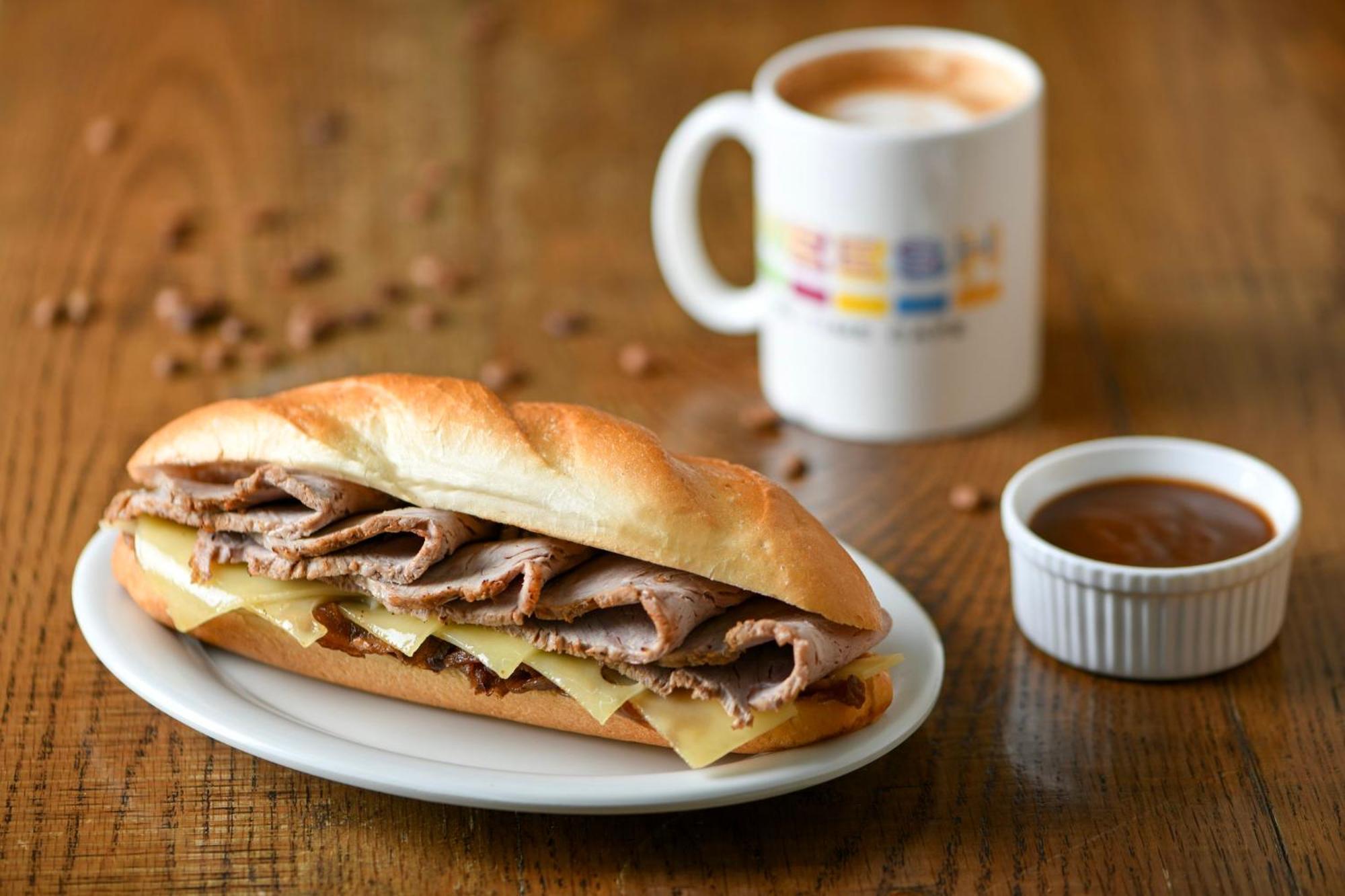 多哈皇冠假日酒店 - 商业公园 外观 照片 A roast beef and cheese sub