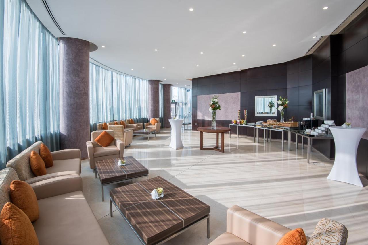 多哈皇冠假日酒店 - 商业公园 外观 照片 The lounge at the airport